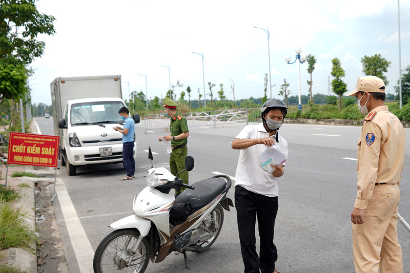 Đường phố Hà Nội vẫn đông đúc trước ngày nghỉ lễ 2/9 - Ảnh 9