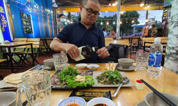 TP Hồ Chí Minh: Cho phép thí điểm mở lại dịch vụ ăn uống được bán rượu bia - Ảnh 1