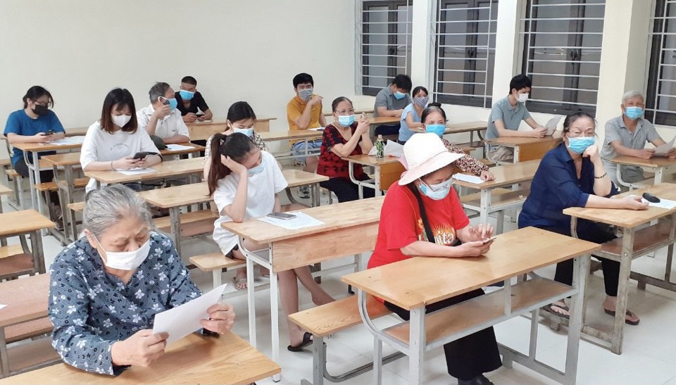Người cao tuổi quận Thanh Xuân thấy yên tâm hơn khi được tiêm vaccine phòng Covid-19 - Ảnh 5