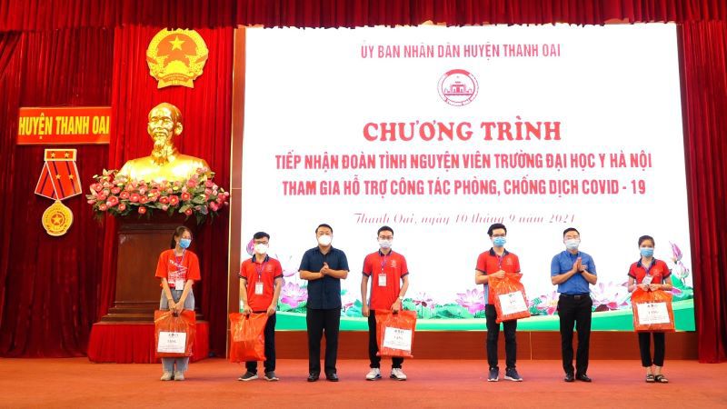 Thanh Oai đón 110 tình nguyện viên Đại học Y Hà Nội hỗ trợ xét nghiệm, tiêm vaccine phòng Covid-19 - Ảnh 1