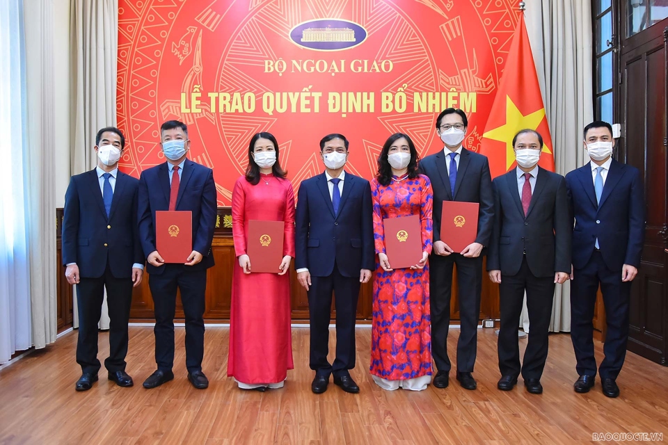 Bộ trưởng Ngoại giao Bùi Thanh Sơn trao quyết định bổ nhiệm 3 Trợ lý Bộ trưởng và Phó Trưởng SOM ASEAN - Ảnh 1