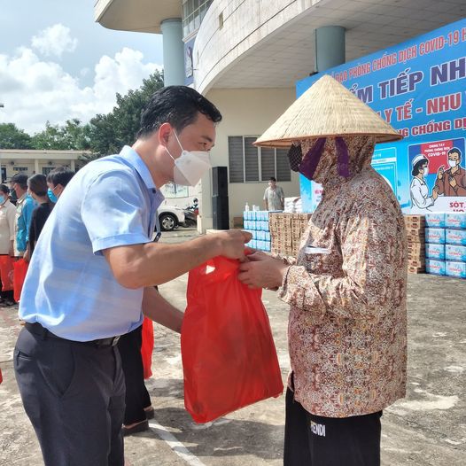 Huyện Gia Lâm tiếp nhận ủng hộ và trao hỗ trợ cho các hộ cận nghèo - Ảnh 3