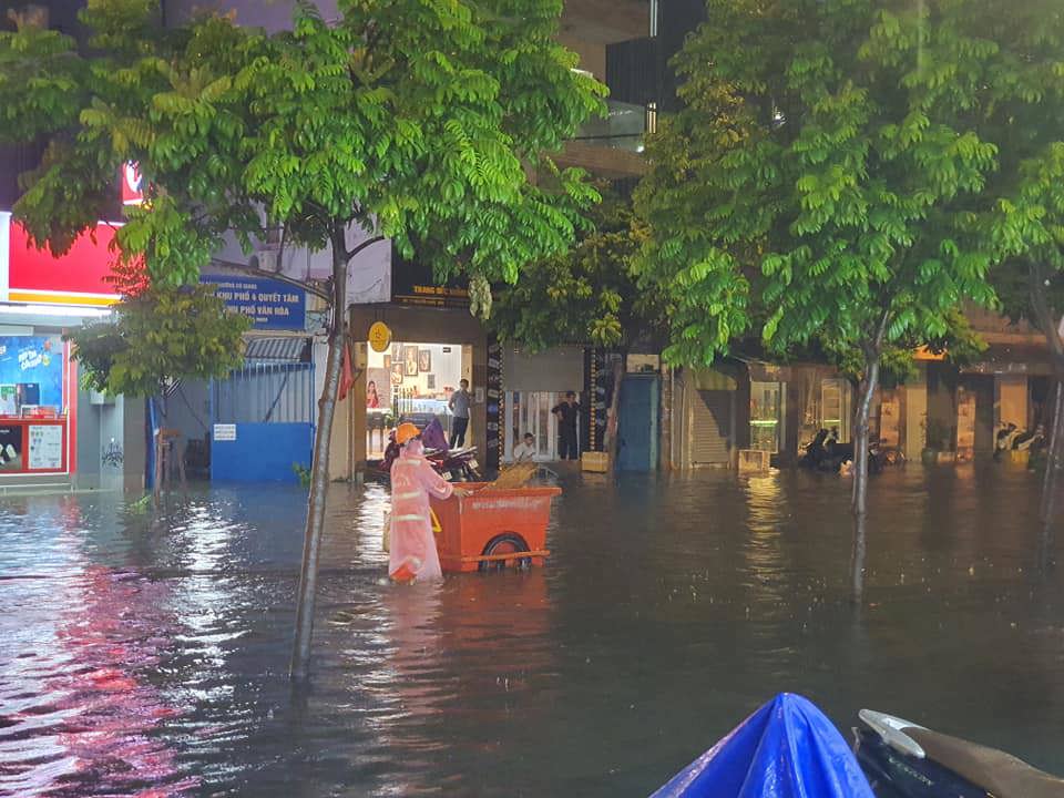 TP Hồ Chí Minh: Sau mưa lớn, nhiều tuyến đường thành sông - Ảnh 4