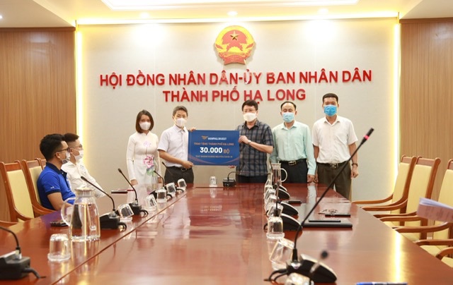 Văn Phú – Invest trao tặng 30.000 bộ xét nghiệm nhanh Covid – 19 cho TP Hạ Long - Ảnh 1