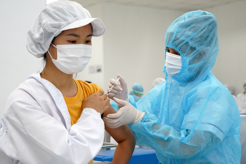 [Ảnh] Tiêm vaccine Covid-19 cho người lao động trong khu công nghiệp ở Hà Nội - Ảnh 7