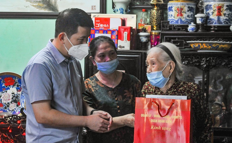 Quận Hoàn Kiếm: Thăm tặng quà người cao tuổi nhân ngày Quốc tế Người cao tuổi 1/10 - Ảnh 1