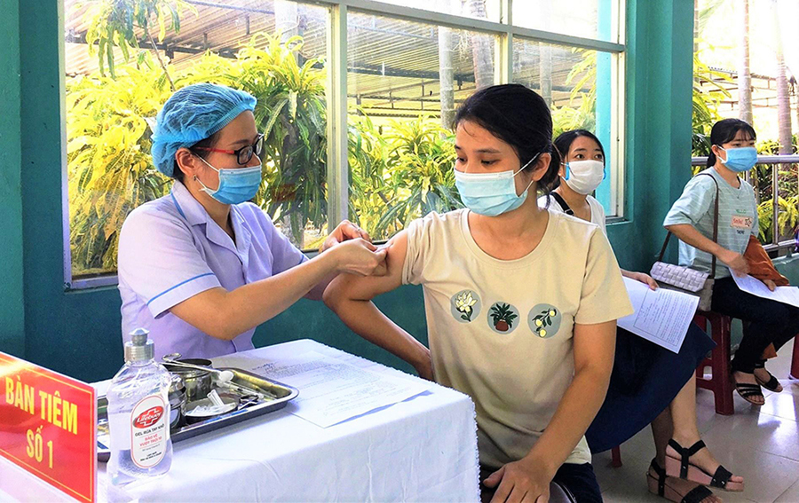 Quảng Nam sẽ tổ chức tiêm vaccine Covid-19 cho người dân cả ngày lẫn đêm - Ảnh 1