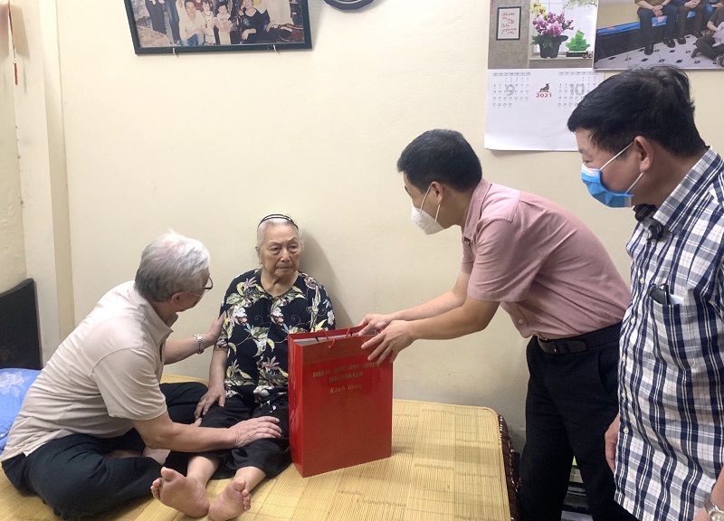 Quận Hoàn Kiếm: Thăm tặng quà người cao tuổi nhân ngày Quốc tế Người cao tuổi 1/10 - Ảnh 5