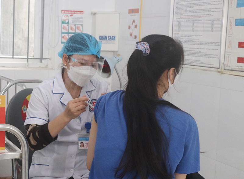 Hà Nội: Gần 800.000 trẻ từ 12-17 tuổi sắp được tiêm vaccine Covid -19 - Ảnh 1