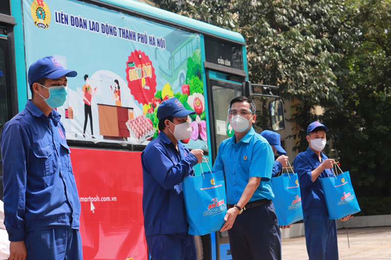 Công đoàn Hà Nội trao hỗ trợ cho người lao động, lực lượng tuyến đầu chống dịch quận Hà Đông - Ảnh 3
