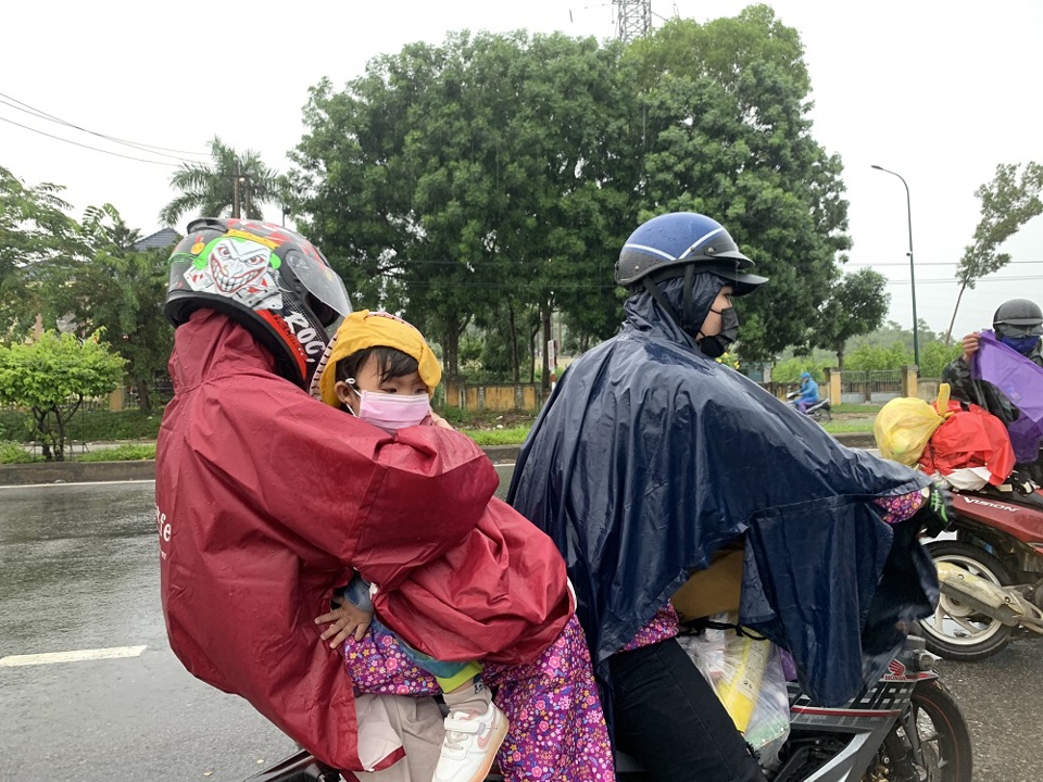 Thai phụ "dọa" sinh non trên đường về quê bằng xe máy được giúp đỡ ở Quảng Ngãi - Ảnh 6