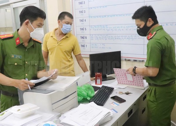 TP Hồ Chí Minh: Bắt một cán bộ ở quận 6 móc nối tiêm vaccine Covid-19 để trục lợi - Ảnh 1