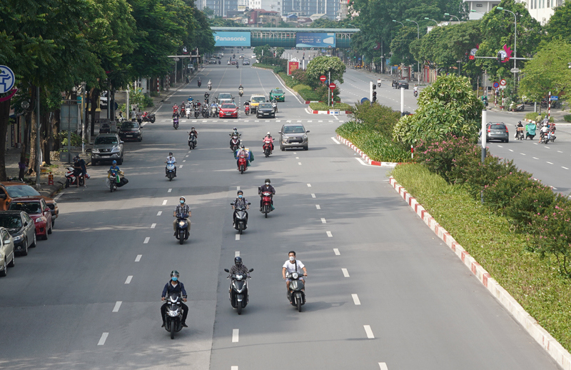 Đường phố Hà Nội vẫn đông đúc trước ngày nghỉ lễ 2/9 - Ảnh 3