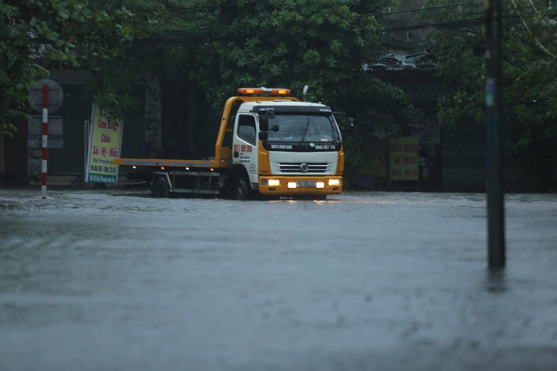 Hà Tĩnh: Đường phố ngập sâu sau mưa lớn - Ảnh 11