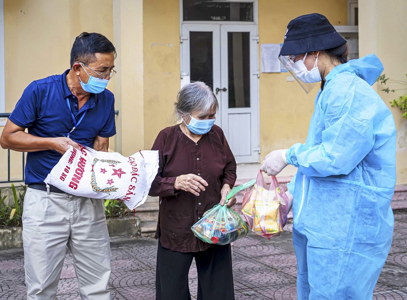 Những tấm lòng thiện nguyện chung tay cùng TP Hà Nội hỗ trợ hoàn cảnh khó khăn do đại dịch - Ảnh 2