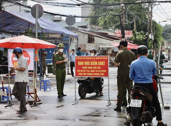 TP Hồ Chí Minh: Nhiều người bị phạt trong ngày đầu "siết chặt" giãn cách xã hội - Ảnh 1