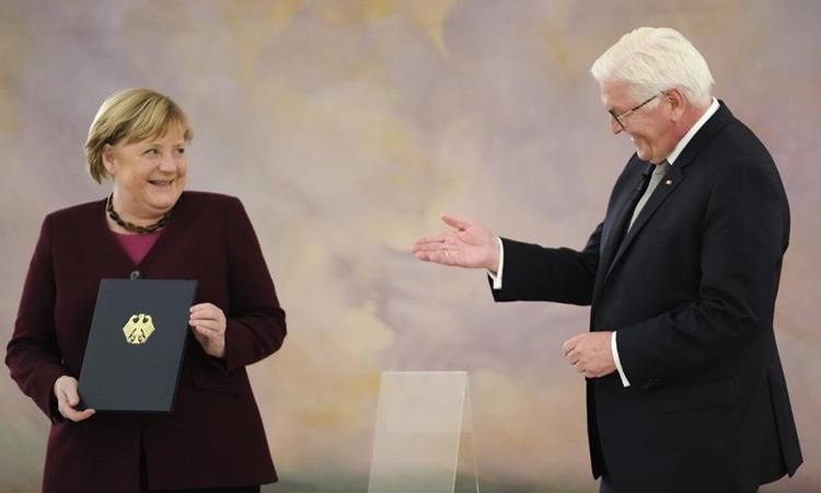 Bà Angela Merkel chính thức khép lại 16 năm chèo lái "đầu tàu châu Âu" - Ảnh 1