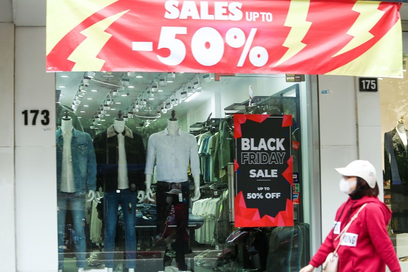 [Ảnh] Hà Nội: Nhiều cửa hàng giảm giá “khủng” trong ngày Black Friday - Ảnh 6
