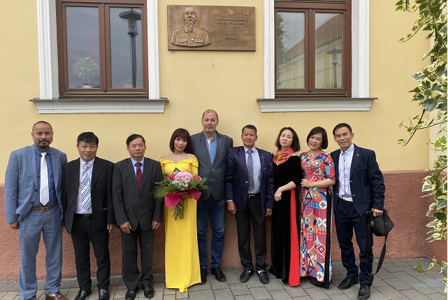 Hội người Việt Nam tại Slovakia trao quà của Chủ tịch Quốc hội Vương Đình Huệ cho thị trấn Horne Saliby - Ảnh 2