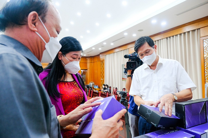 Doanh nhân Đỗ Quang Hiển tặng Hà Nội kit xét nghiệm Covid-19 trị giá 6 triệu Euro - Ảnh 2