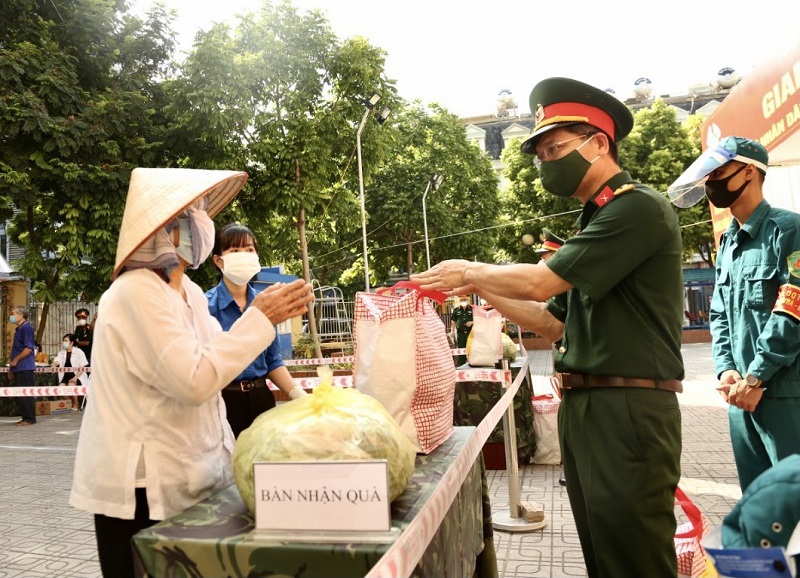 Hà Nội: Ấm tình quân dân từ ''Gian hàng 0 đồng'' của người lính giữa đại dịch - Ảnh 2