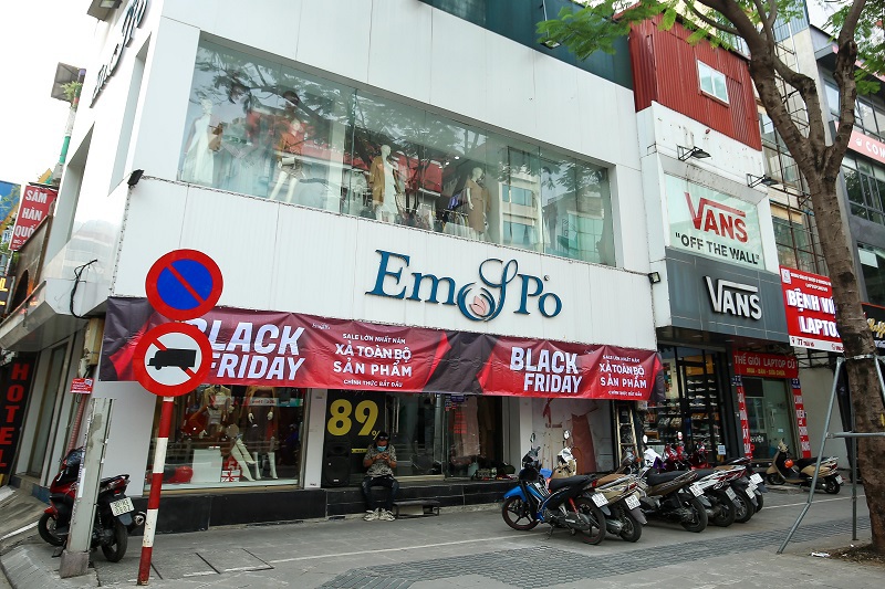 [Ảnh] Hà Nội: Nhiều cửa hàng giảm giá “khủng” trong ngày Black Friday - Ảnh 1