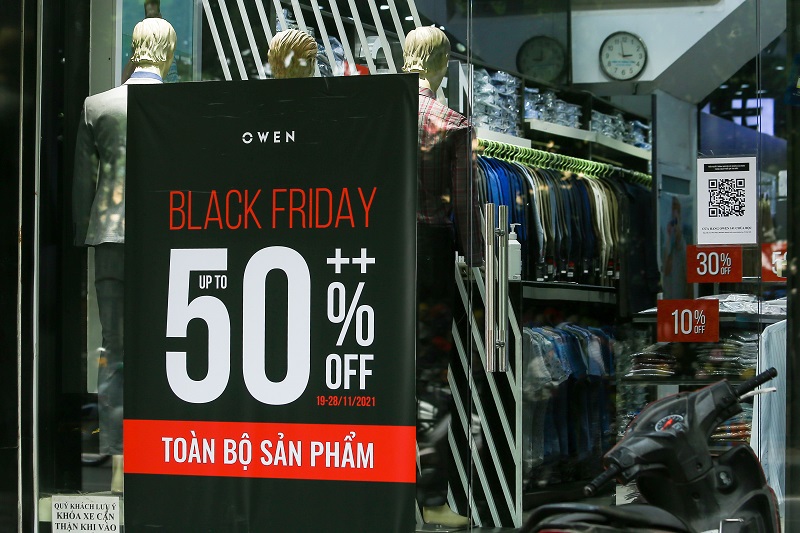 [Ảnh] Hà Nội: Nhiều cửa hàng giảm giá “khủng” trong ngày Black Friday - Ảnh 2