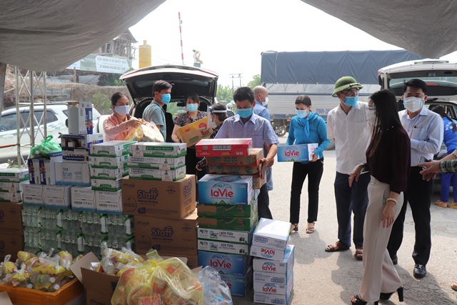 Ấm lòng những bữa cơm tiếp sức cho người trở về quê khi đi qua huyện Phú Xuyên - Ảnh 5