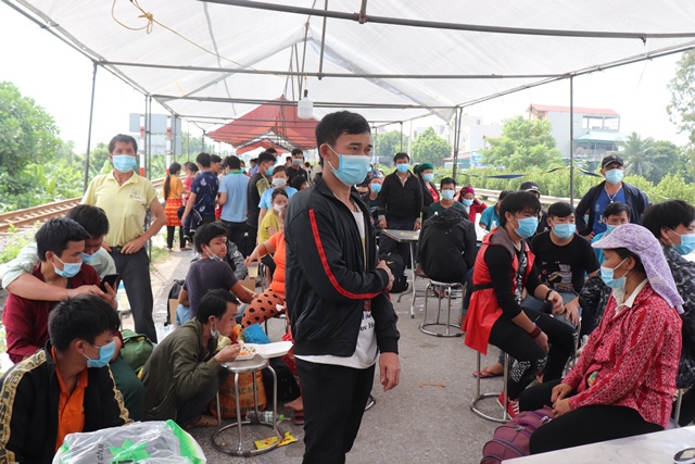 Ấm lòng những bữa cơm tiếp sức cho người trở về quê khi đi qua huyện Phú Xuyên - Ảnh 6