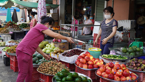 TP Hồ Chí Minh: Hơn 30 chợ truyền thống hoạt động trở lại, giá thực phẩm giảm mạnh - Ảnh 1