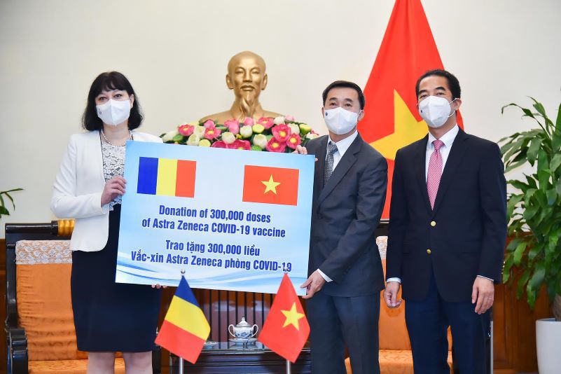 Rumani trao tặng Việt Nam 300.000 liều vaccine Astra Zeneca - Ảnh 1