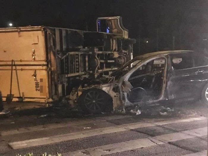 Hà Nội: Điều tra vụ ô tô BMW cháy rụi sau va chạm với xe tải lúc rạng sáng - Ảnh 2