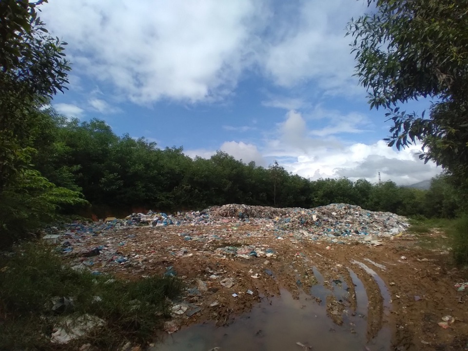 Quảng Ngãi: Người dân khốn khổ vì phải sống chung với bãi rác gây ô nhiễm - Ảnh 1