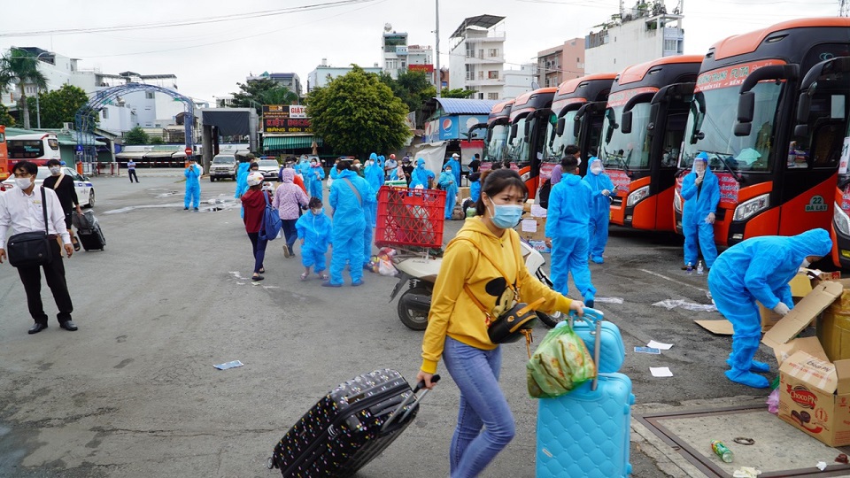 Lâm Đồng tổ chức đón hơn 3.000 người yếu thế về quê - Ảnh 1