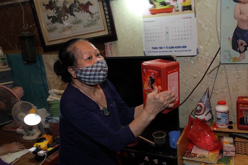 Quận Hoàn Kiếm: Đến tận nhà tặng bình cứu hoả, hướng dẫn phòng chống cháy nổ tại nhiều hộ dân - Ảnh 8