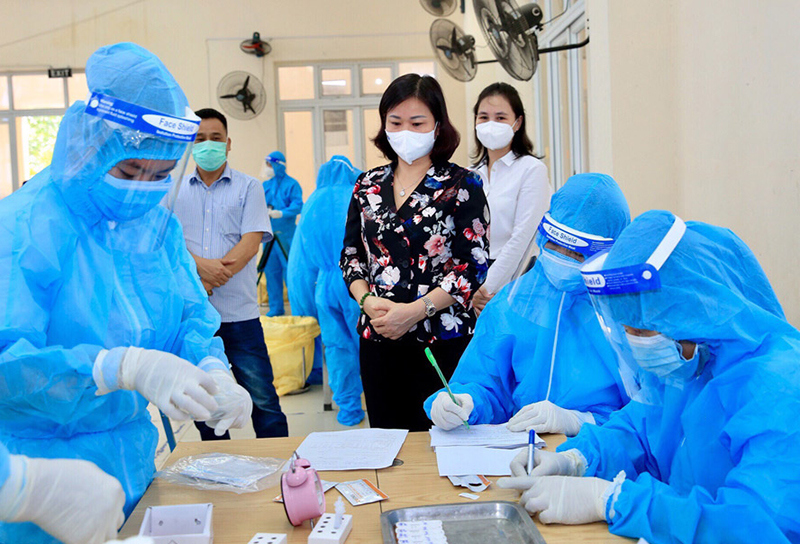 Phó Bí thư Thường trực Thành ủy Nguyễn Thị Tuyến: Tổ chức tiêm vaccine, xét nghiệm diện rộng an toàn, đúng quy định - Ảnh 1