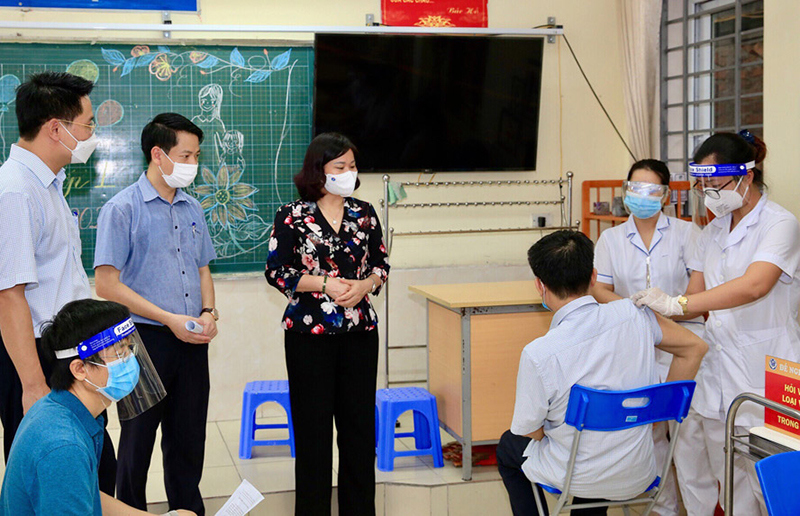 Phó Bí thư Thường trực Thành ủy Nguyễn Thị Tuyến: Tổ chức tiêm vaccine, xét nghiệm diện rộng an toàn, đúng quy định - Ảnh 2
