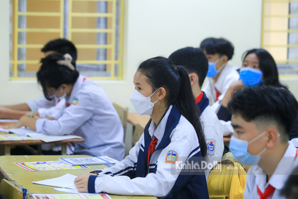 Hà Nội dự kiến cho học sinh THPT đi học trực tiếp từ 6/12, cho F0 thể nhẹ không triệu chứng điều trị tại nhà - Ảnh 1