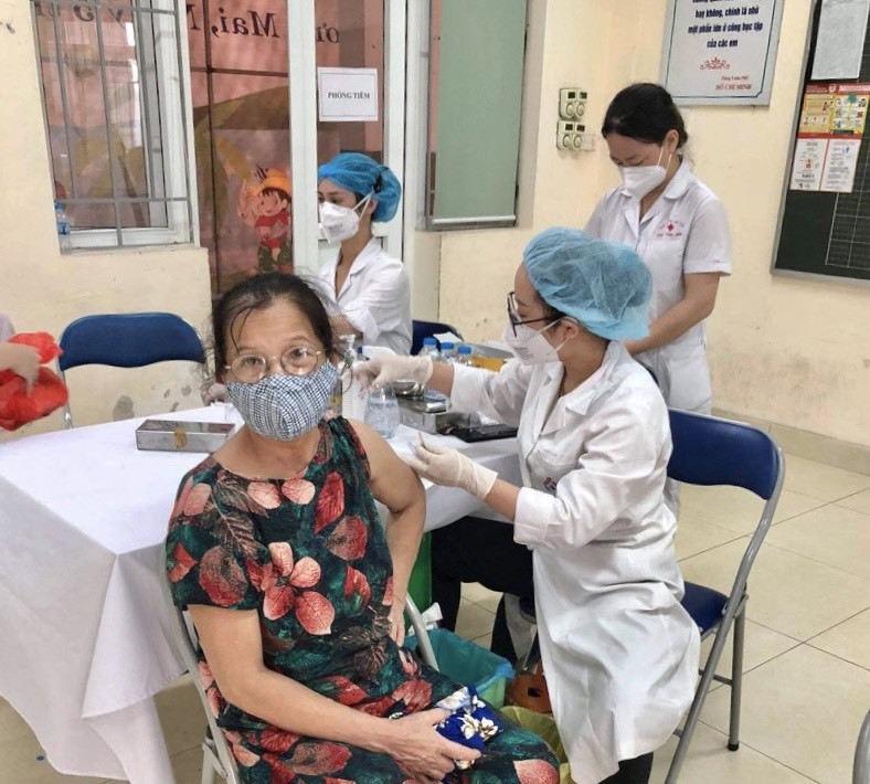 Người cao tuổi quận Thanh Xuân thấy yên tâm hơn khi được tiêm vaccine phòng Covid-19 - Ảnh 1