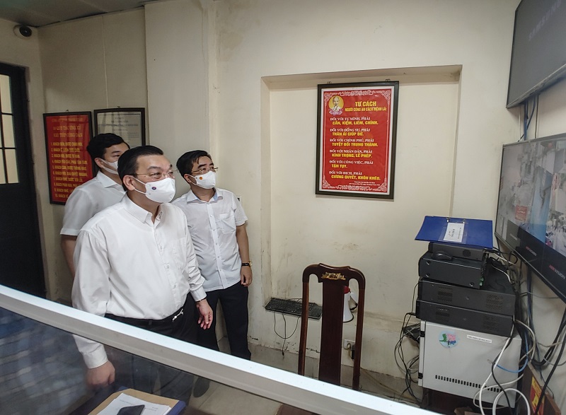 Chủ tịch UBND TP Hà Nội Chu Ngọc Anh thị sát, chỉ đạo xử lý ổ dịch 42 ca dương tính SARS-CoV-2 - Ảnh 2