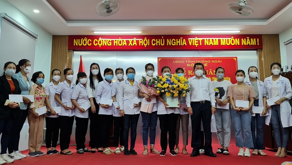 34 bác sĩ, điều dưỡng Quảng Ngãi vào TP Hồ Chí Minh hỗ trợ chống dịch Covid-19 - Ảnh 1
