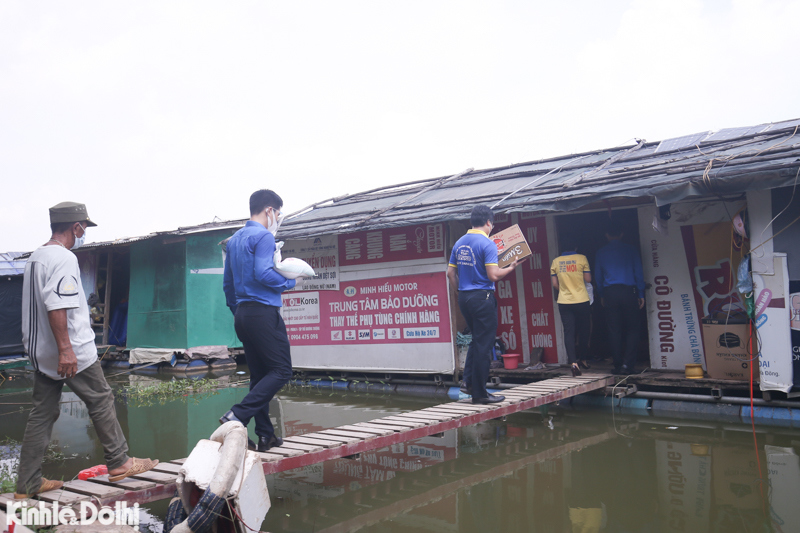 [Ảnh] "Siêu thị 0 đồng" tại Hà Nội: Lan toả yêu thương đến hơn 30 hộ dân lao động xóm Phao, dưới chân cầu Long Biên - Ảnh 10