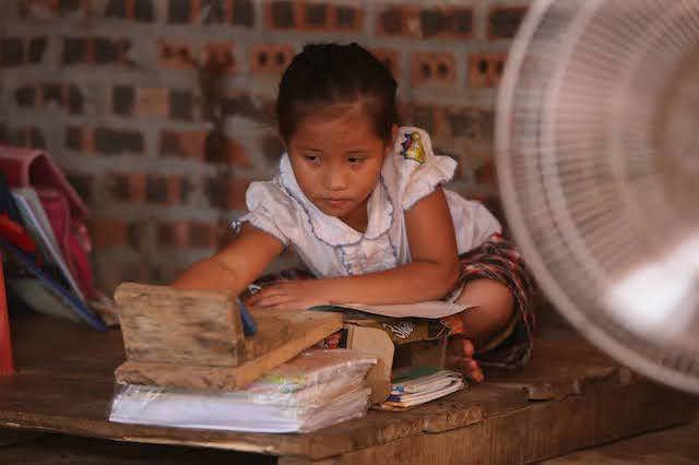 Báo Kinh tế & Đô thị trao quà cho ba học sinh nghèo tại huyện Ba Vì: Sẻ chia của bạn đọc giúp con đường đến trường gần hơn - Ảnh 1