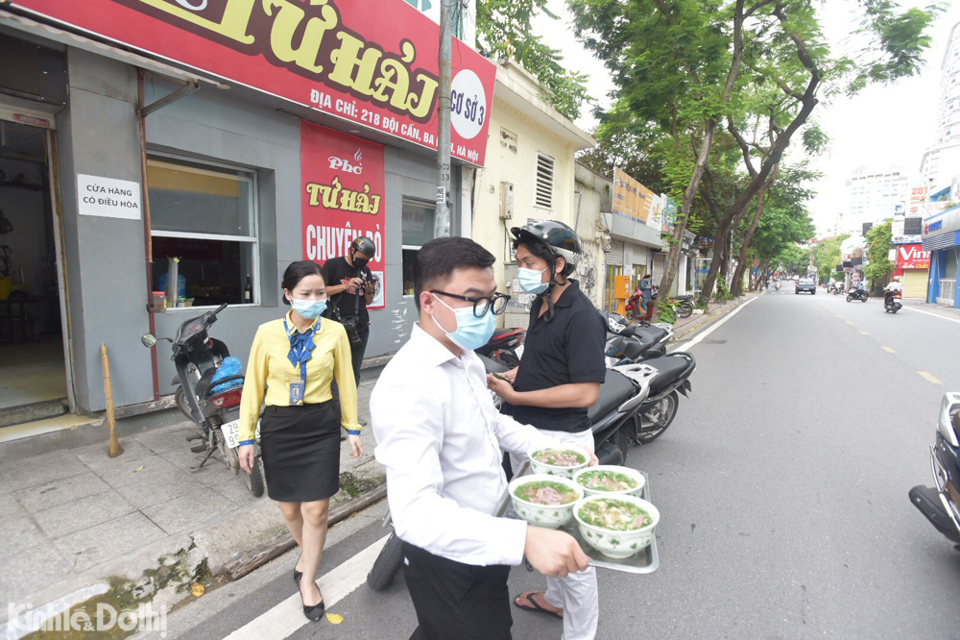 [Ảnh] Hà Nội: Người kinh doanh hàng quán phấn khởi trong ngày đầu mở cửa trở lại - Ảnh 14