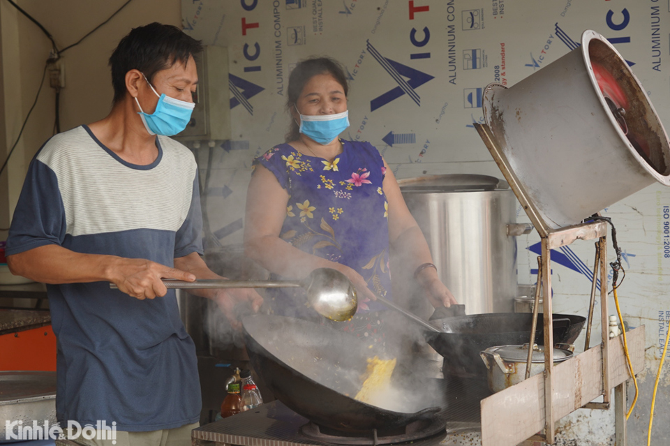 [Ảnh] Hà Nội: Người kinh doanh hàng quán phấn khởi trong ngày đầu mở cửa trở lại - Ảnh 15