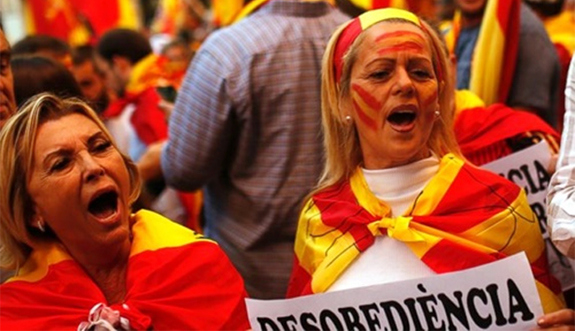 Biểu tình rầm rộ ở Barcelona phản đối Catalonia tuyên bố độc lập - Ảnh 1