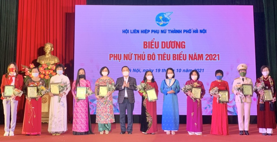 Kỷ niệm Ngày Phụ nữ Việt Nam 20/10: Xây dựng người Phụ nữ Thủ đô đáp ứng yêu cầu thời đại mới - Ảnh 1