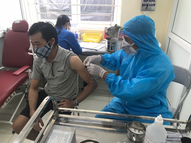 Huyện Thanh Oai: Dồn lực xét nghiệm diện rộng, tiêm vaccine phòng Covid-19 cho người dân - Ảnh 1