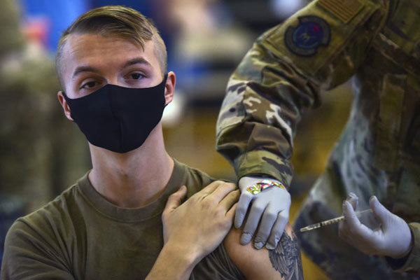 Bộ Quốc phòng Mỹ yêu cầu tất cả binh sĩ tiêm ngừa vaccine Covid-19 - Ảnh 1