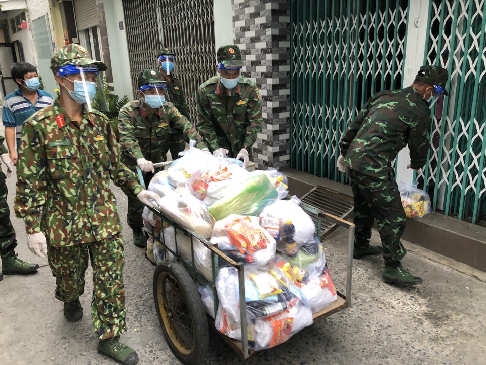 TP Hồ Chí Minh: Đi chợ giúp dân bằng nhiều gói "combo" soạn sẵn - Ảnh 4